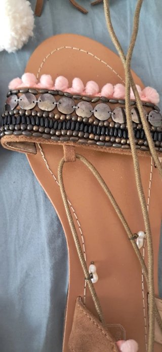 Sandalias de verano con pompones y abalorios