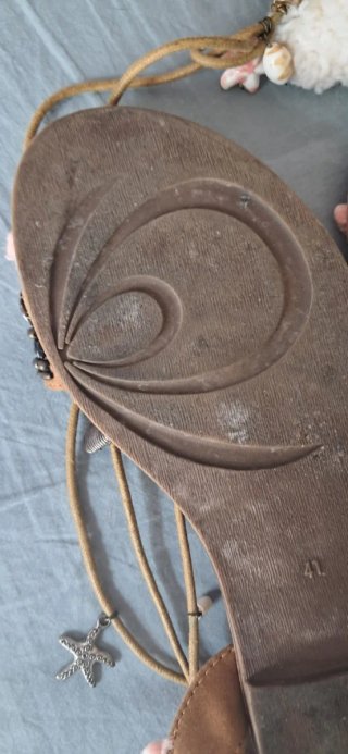 Sandalias de verano con pompones y abalorios