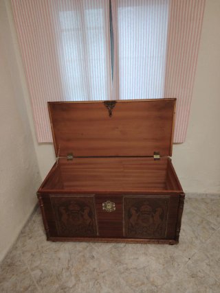 Baúl de madera con adornos