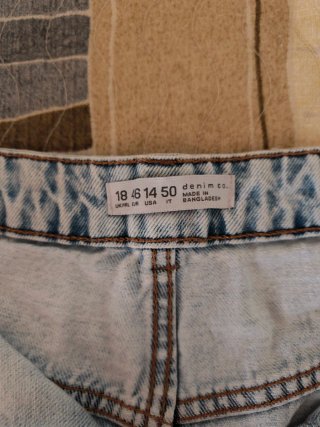 Pantalón corto vaquero desgastado