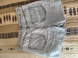 Pantalón corto vaquero desgastado