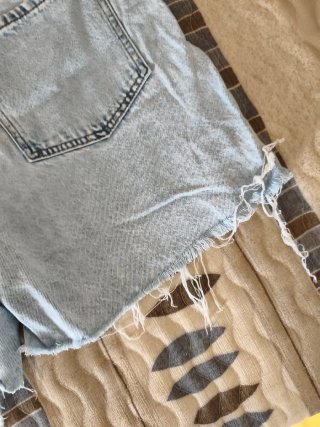 Pantalón corto vaquero desgastado
