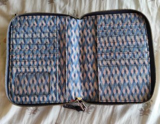 Cartera con estampado floral. Es de tamaño grande.