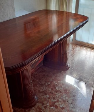 Mesa de comedor de madera