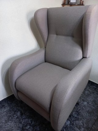 Sillón reclinable mecánico gris.