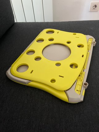 Soporte para portátil amarillo