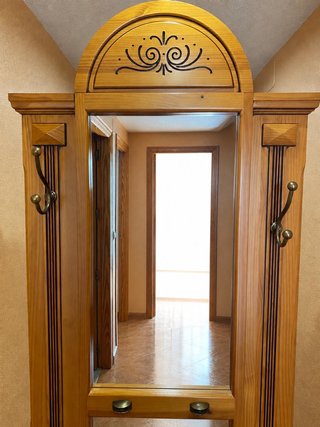Mueble recibidor madera con cajones y espejo