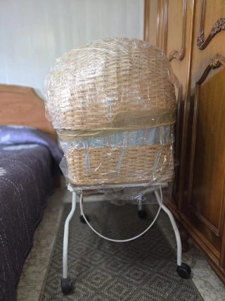 Moisés de mimbre con soporte