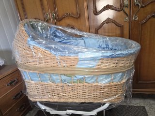 Moisés de mimbre con soporte