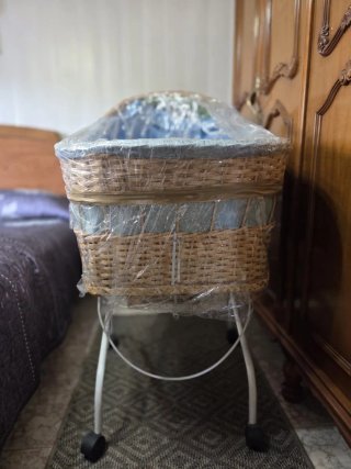 Moisés de mimbre con soporte