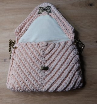 Bolso de mano crochet con cadena dorada
