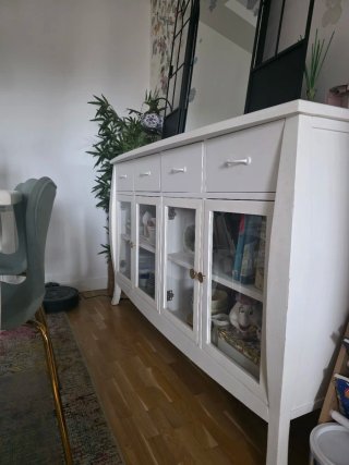 Cómoda blanca con puertas de cristal.