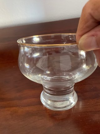 4 copas de cristal con filo dorado