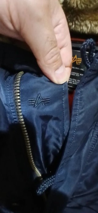 Chaqueta Alpha Industries con capucha