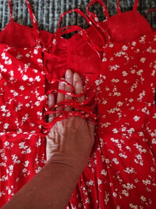Vestido largo floral rojo con tirantes