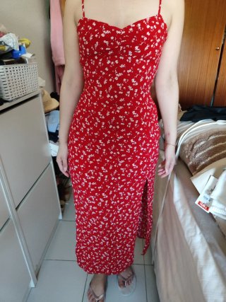 Vestido largo floral rojo con tirantes