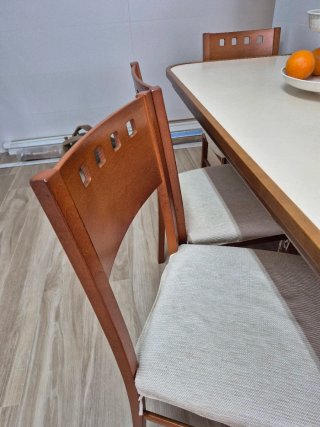 Mesa de cocina y 4 sillas madera 1.60X70 alto 81