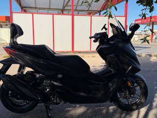 Honda Forza 350 Maxi Scooter Negra
