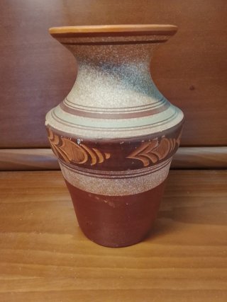 Jarrón de cerámica con bandas decorativas