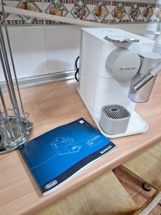 Cafetera Nespresso DeLonghi Lattissima One
