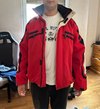 Chaqueta de esquí roja y blanca