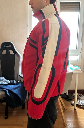 Chaqueta de esquí roja y blanca