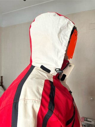 Chaqueta de esquí roja y blanca