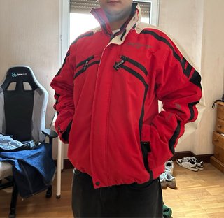 Chaqueta de esquí roja y blanca