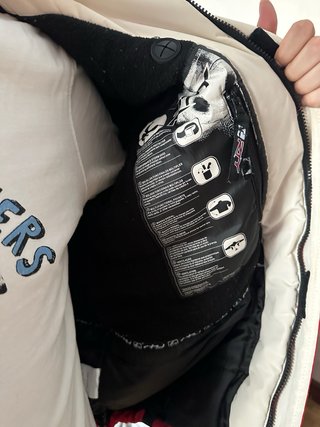 Chaqueta de esquí roja y blanca