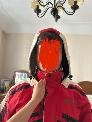 Chaqueta de esquí roja y blanca