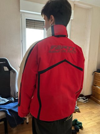 Chaqueta de esquí roja y blanca