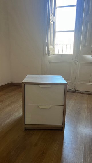 Mesita de noche madera y blanca ikea