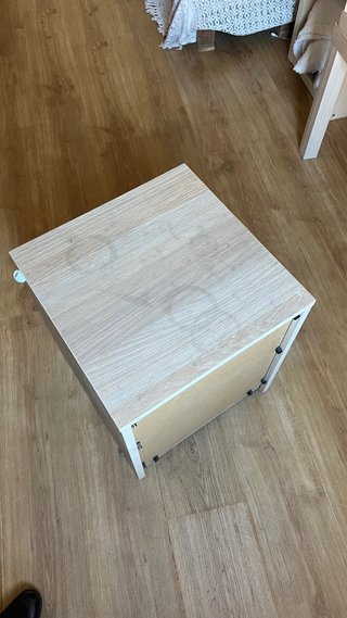 Mesita de noche madera y blanca ikea