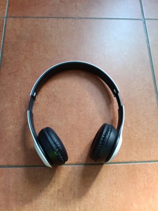 Cascos Inalámbricos Negros y Blancos