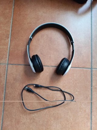 Cascos Inalámbricos Negros y Blancos