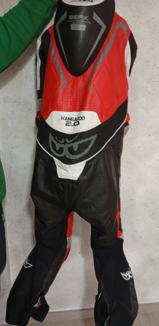 Mono Berik K-EVO Negro/Rojo Moto Deportiva
