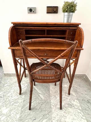 Escritorio de bambú con silla