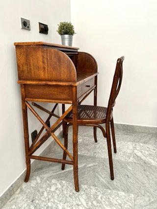 Escritorio de bambú con silla