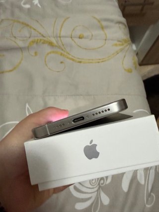iPhone 15 Pro Max Plata 256GB Con golpe
