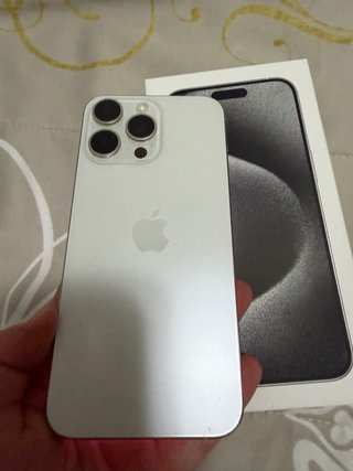 iPhone 15 Pro Max Plata 256GB Con golpe