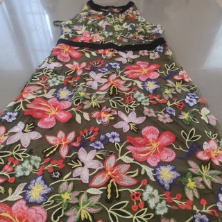 Abito in tulle ricamato floreale