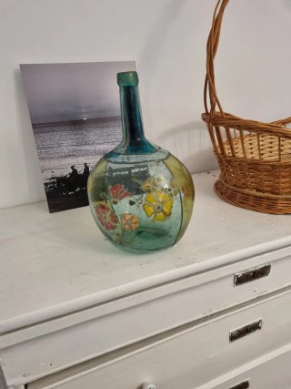 Botella antigua decorada flores
