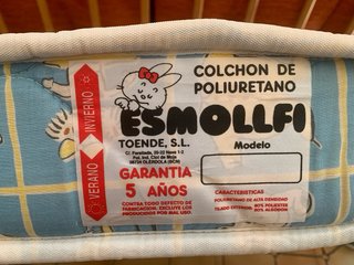 Cuna de madera con colchón
