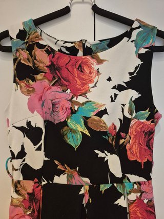 Vestido de verano floral negro, y rosa