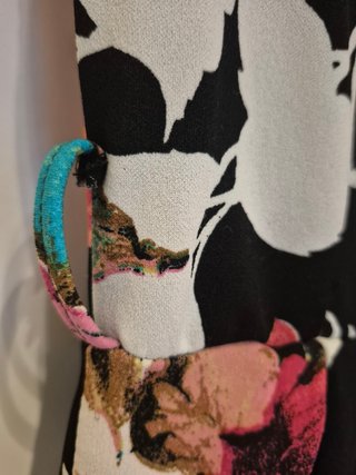 Vestido de verano floral negro, y rosa