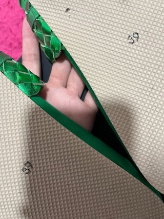 Sandalias Kess verdes con cadena dorada