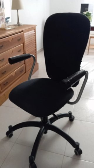 Silla de oficina ergonómica negra