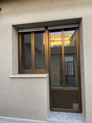 Puerta balconera con ventana