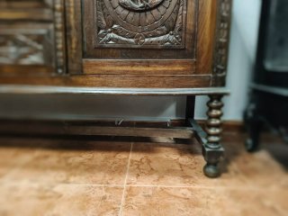 Aparador antiguo de madera tallada