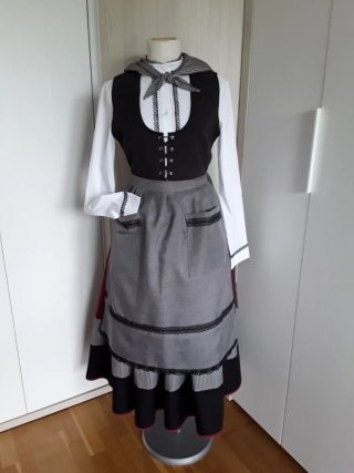 TRAJE NESKA-BASERRITARRA "135 EUROS "